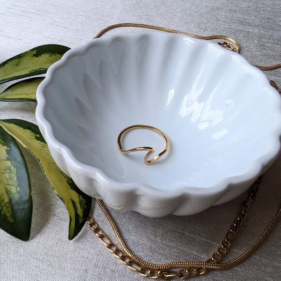 Waterproof Gold Ring Tarnish Free 18k Gold PVD Plated Mevim Wave Ring Size 7 - Picture 3 of 4